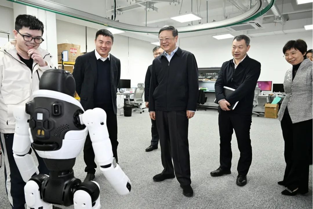上海市委书记陈吉宁专题调研 彩神Vll机器人